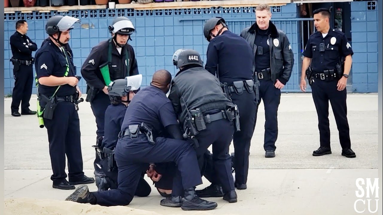 Police Standoff with Man Barricaded in Venice Beach Market