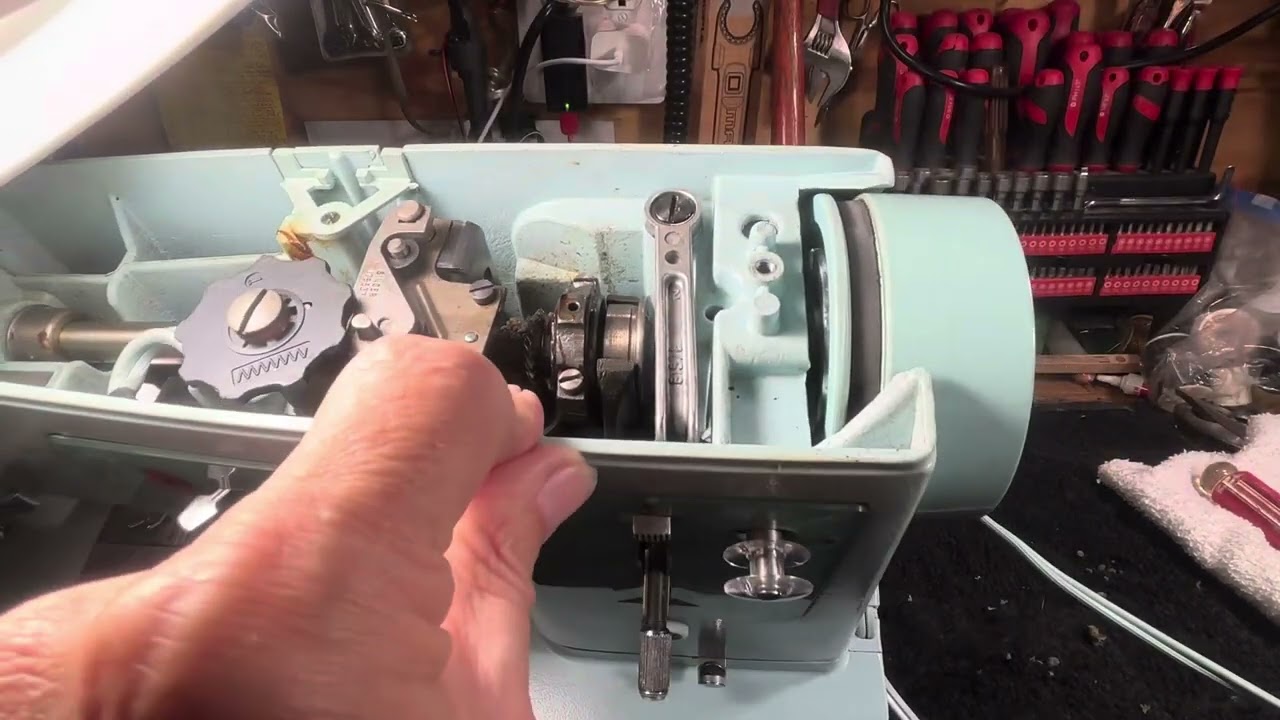 HOW TO REMOVE THE BOBBIN CASE, & THREAD,AND WIND A BOBBIN ON AN AWESOME METAL SINGER 337 (video 513)