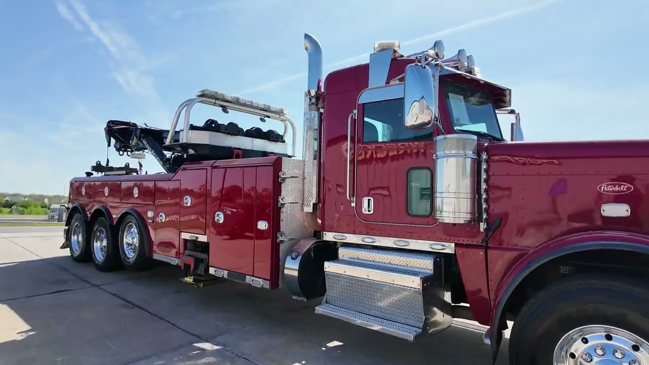 2015 Peterbilt 389 With Century 1140 Rotator