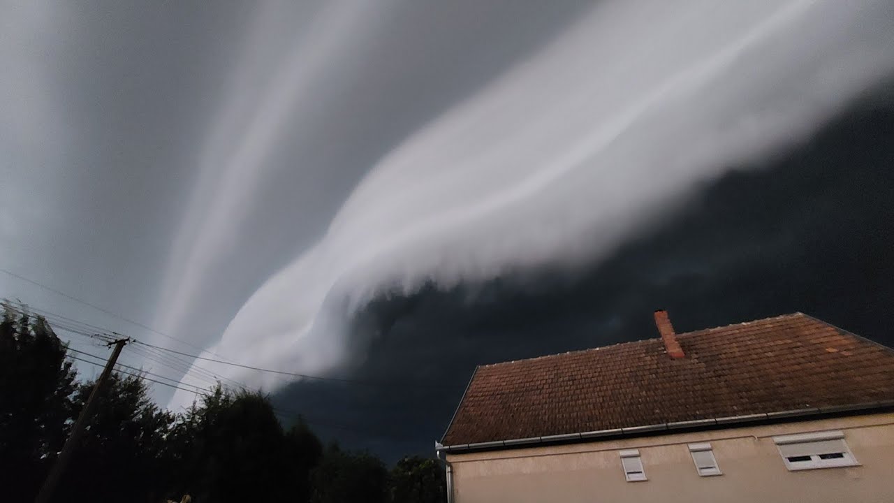 July 13, 2023 severe bow echo over Somogyszob 🇭🇺 📸 ⛈️