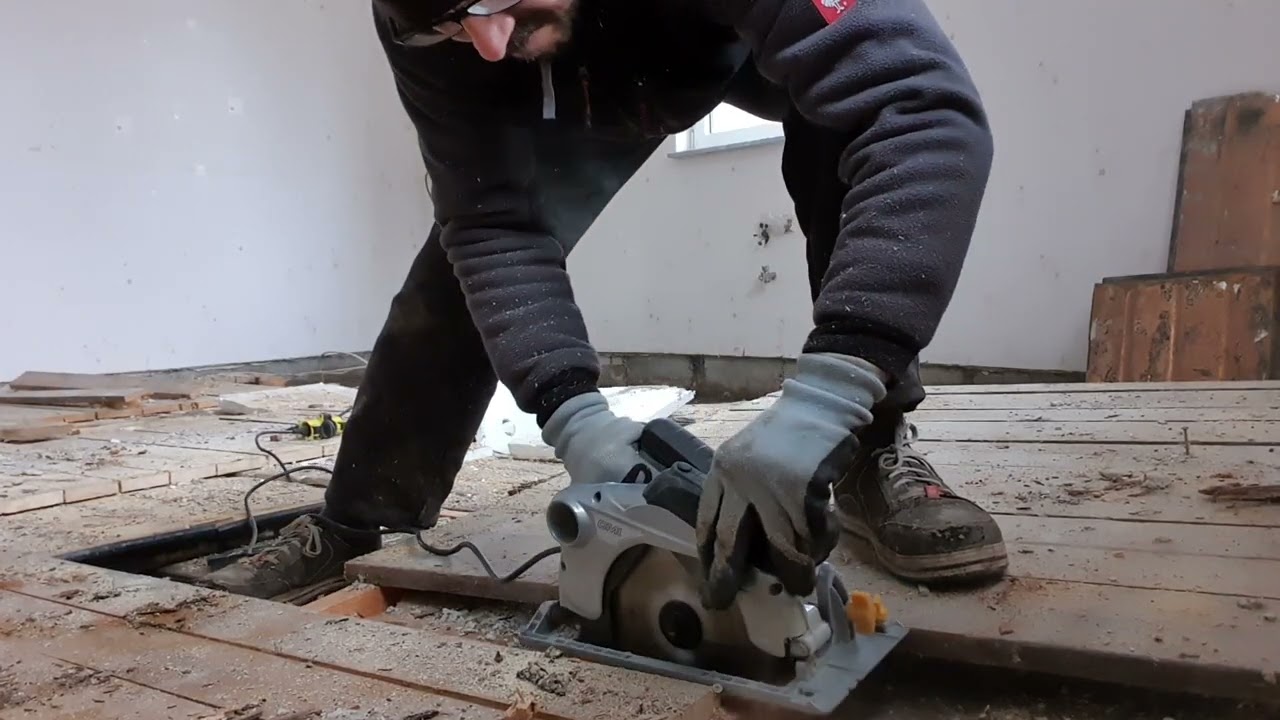 Altbau Boden raus. Feuchtigkeit unter Küchenboden