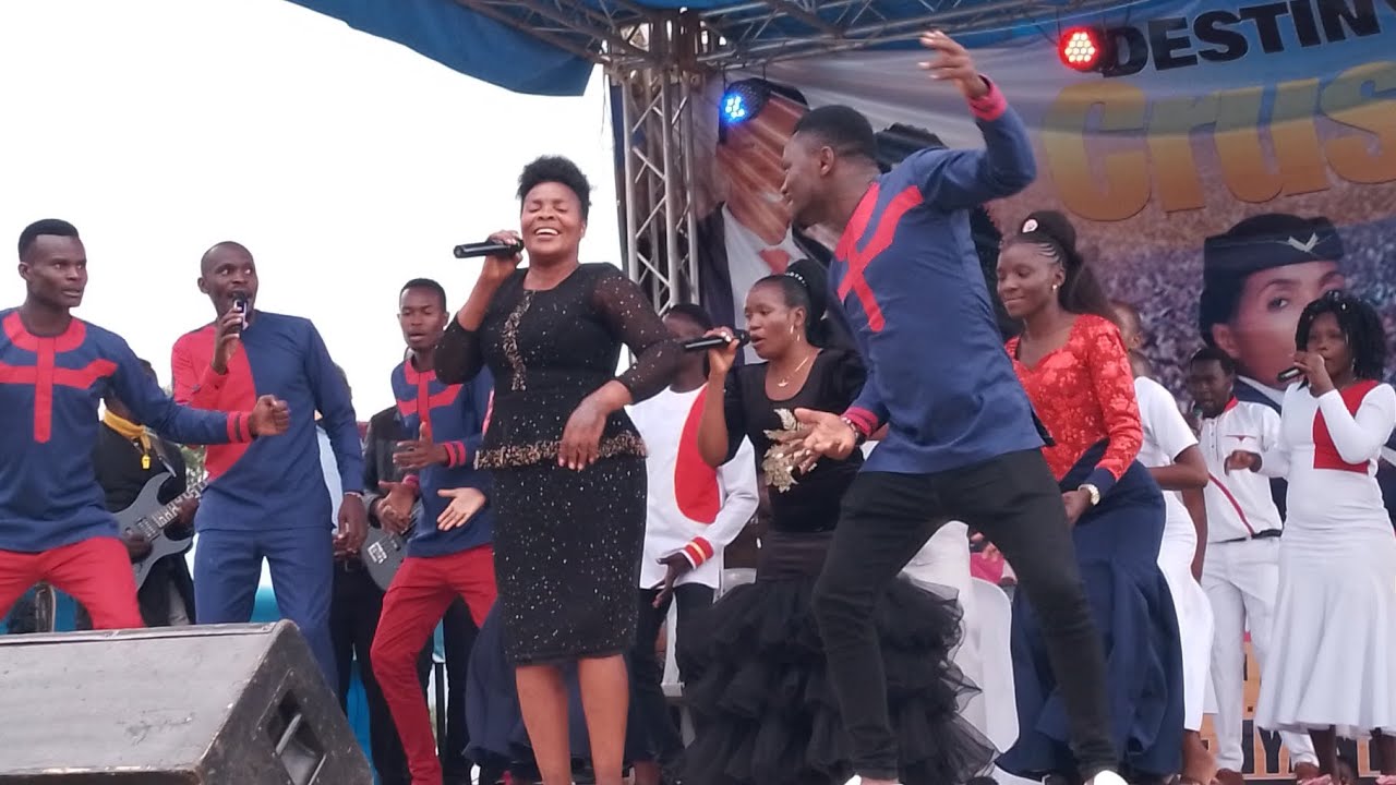 The glory of the Lord is coming down!🔥 - #DauglasOtiso  // ‎@MinisterD  //praise team #highlights