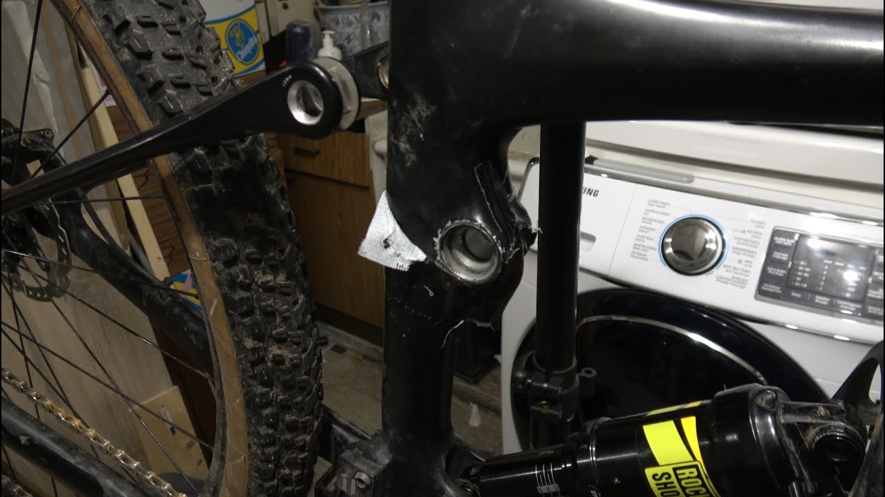 Canyon'y de mountainbike is ongelukkig ( achter ophanging heeft speling door losse lager bus)