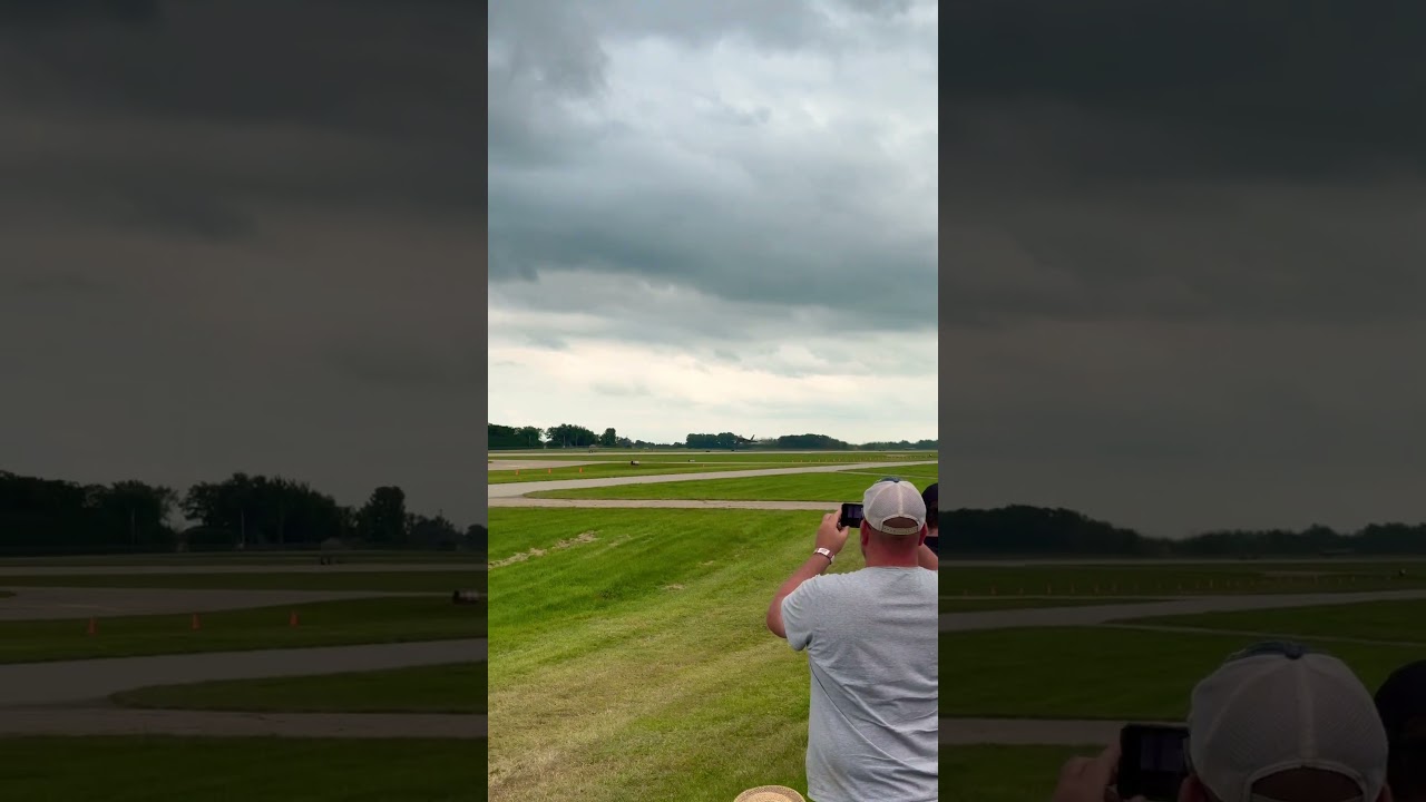 RaZZ taking the F-22 vertical at OSH24 🇺🇸 #f22 #f22raptor #f22demoteam #osh24 #eaa #eaaairventure