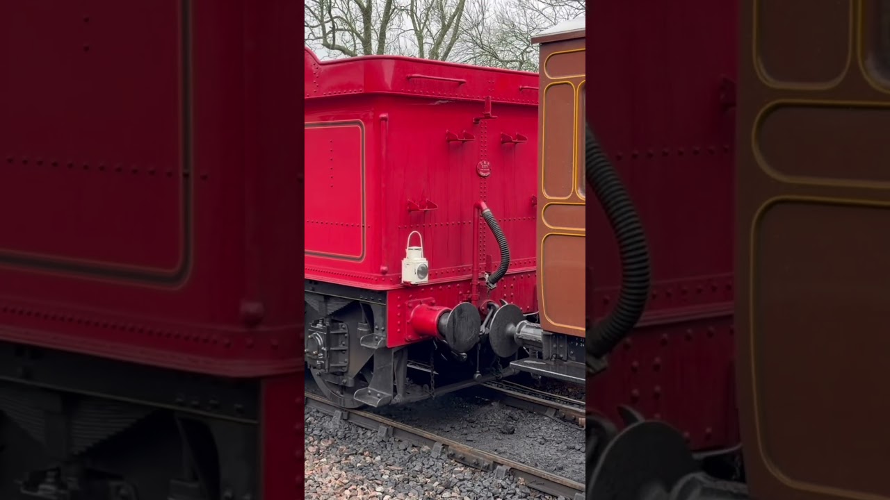 6989 &lsquo;wightwick hall&rsquo; buffering up (the bluebell railway)