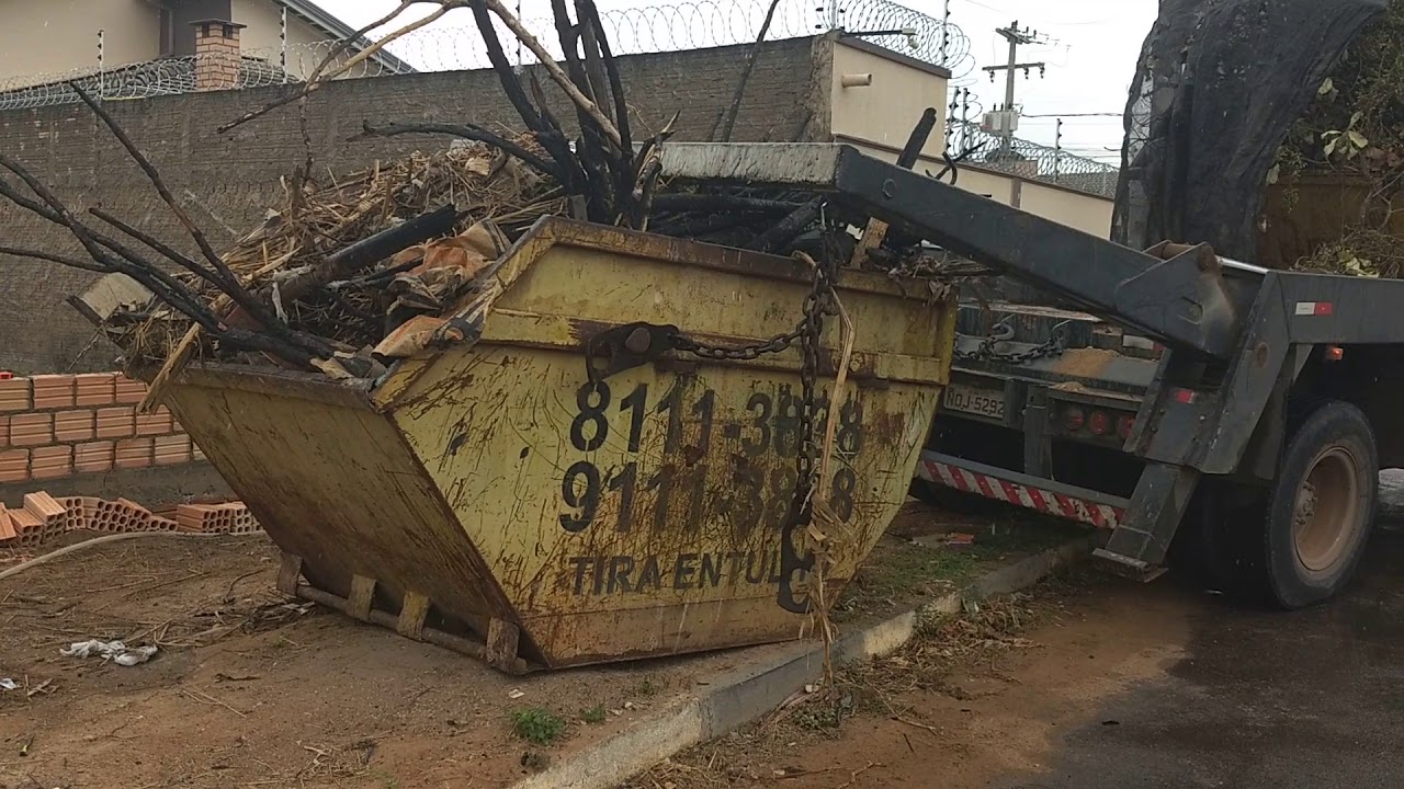 Caminhão tirando entulho, e mais tijolos sendo sentados. (02/05/2019)