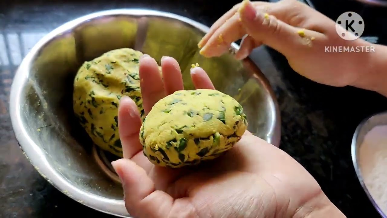 Makki ki Roti with Green palal। पालक मक्की की रोटी। makki palak paratha।