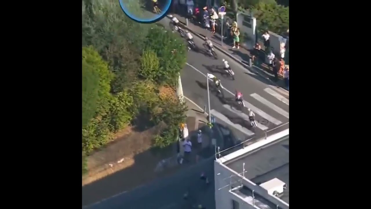Kasia Niewiadoma-Phinney and C&eacute;lia Gery ,TeamMategate incident in slow motion. Judge for yourself