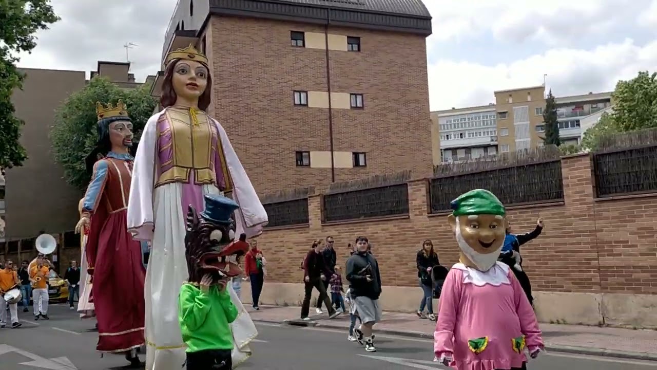 Gigantes y cabezudos Alcalá de Henares 2023 fiestas del distrito III CAP 7