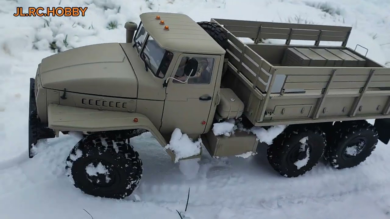 Cross RC UC6 URAL 4320 im Schnee