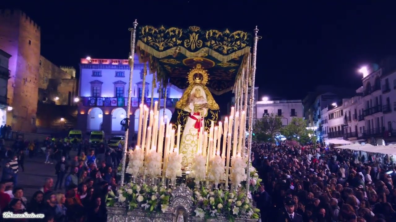 Virgen de la Esperanza y Cristo de la Buena Muerte por la Plaza Mayor de Cáceres. #MiércolesSanto23