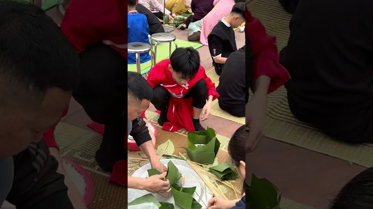 Anh dũng thi gói bánh chưng 