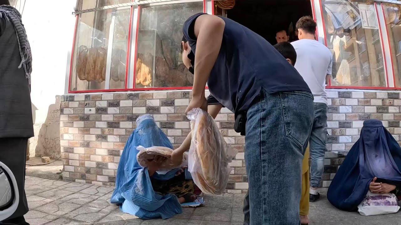 阿富汗留學生暑假回喀布爾，開始清空饢店，幫助街頭貧苦單親女士拾荒小朋友