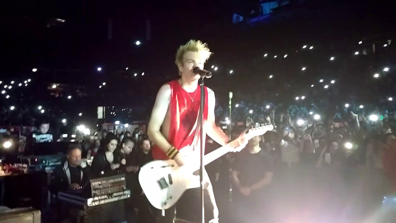Sum41 - With me - live Mediolanum Forum.  29.01.2017