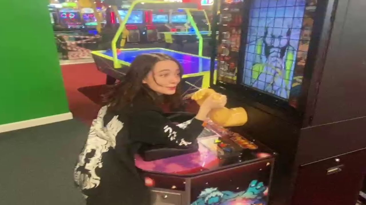 ФАСОЛЬКА И ИГРОВЫЕ АВТОМАТЫ - ПАРК ОСТРОВ МЕЧТЫ АТТРАКЦИОНЫ МОСКВА - Fasoollka, Vatarls