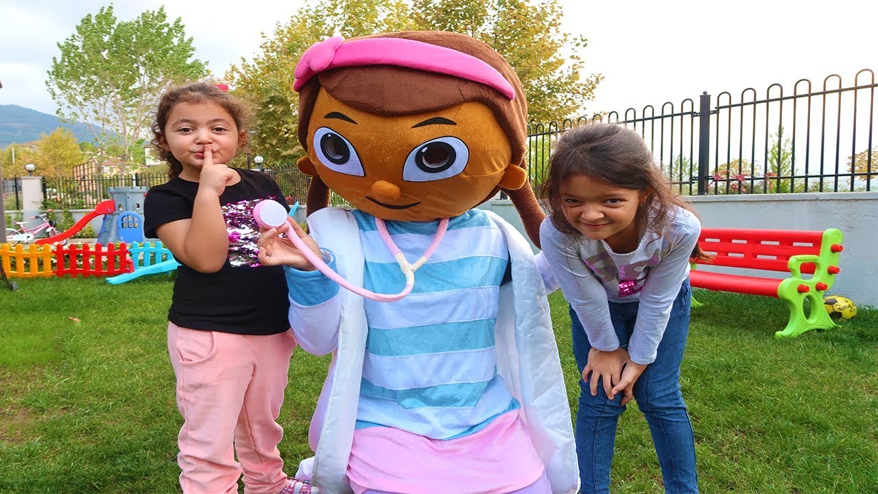Öykü ve Masal Doc McStuffins'a Şaka Yaptı! Funny Kids Video