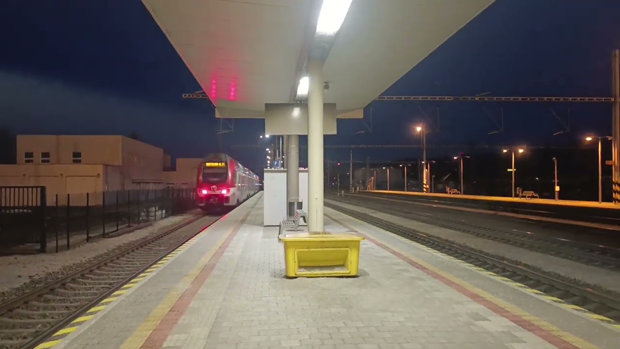 Plynulý prejazd rýchlika ZSSK: Nočná atmosféra na trati! 🌙💨