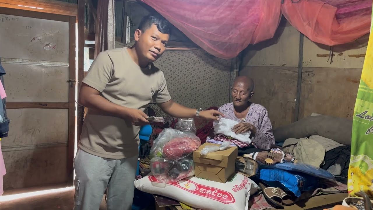 ធ្វើបុណ្យខែភ្លឺ ជួយចាស់ជរា គ្មានទីពឹង យាយរើសអេតចាយ