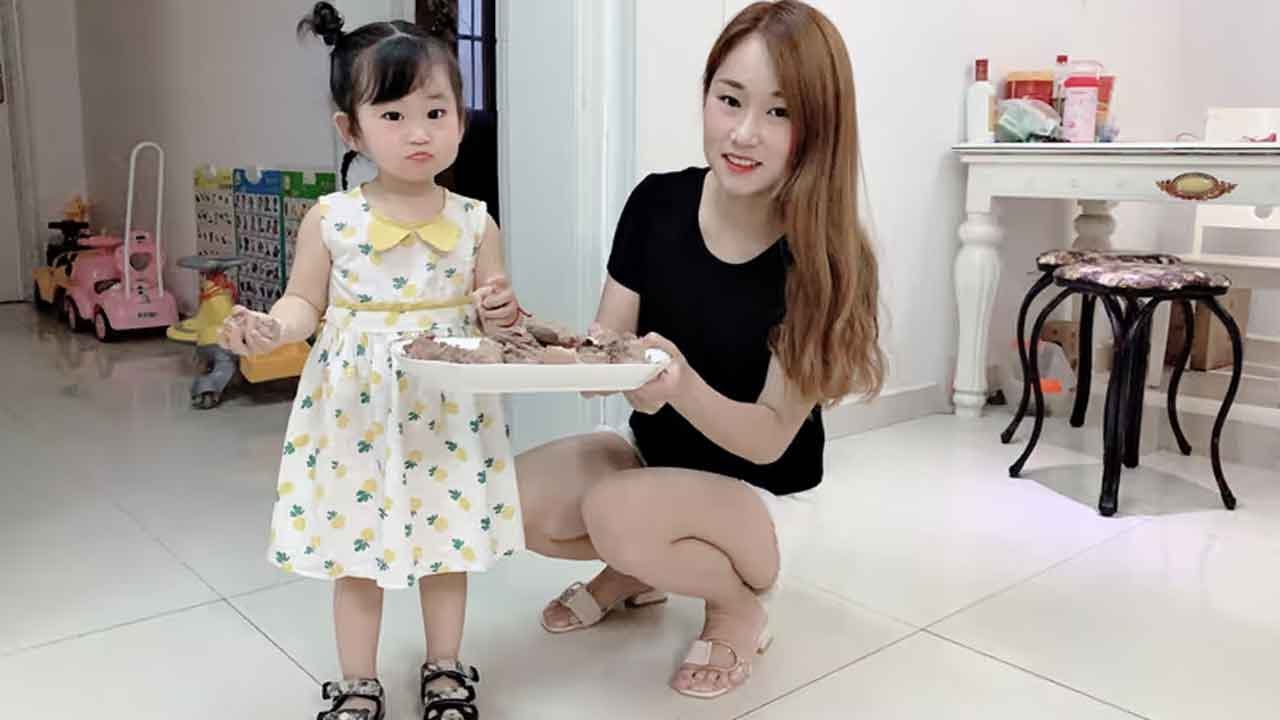 【女儿小可爱养成的日记合集】吃大包子，香喷喷的烤鸭