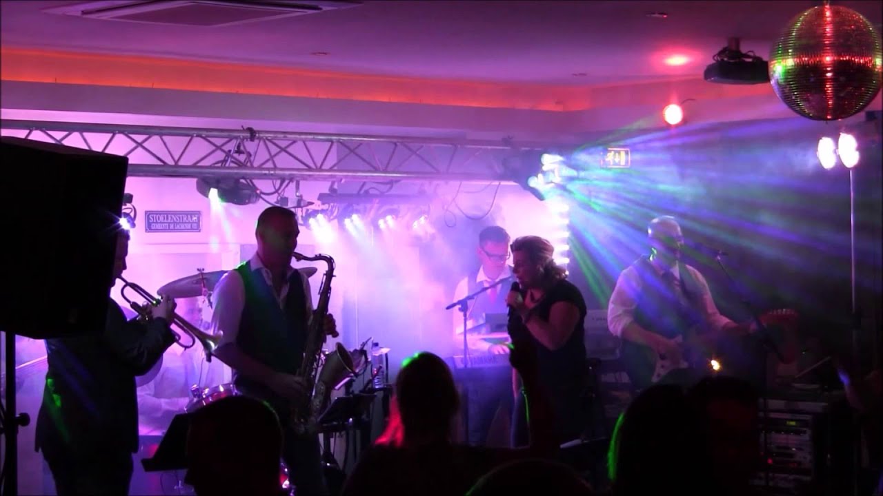 Coverband Utrecht XXL bruiloft en feest band met blazers