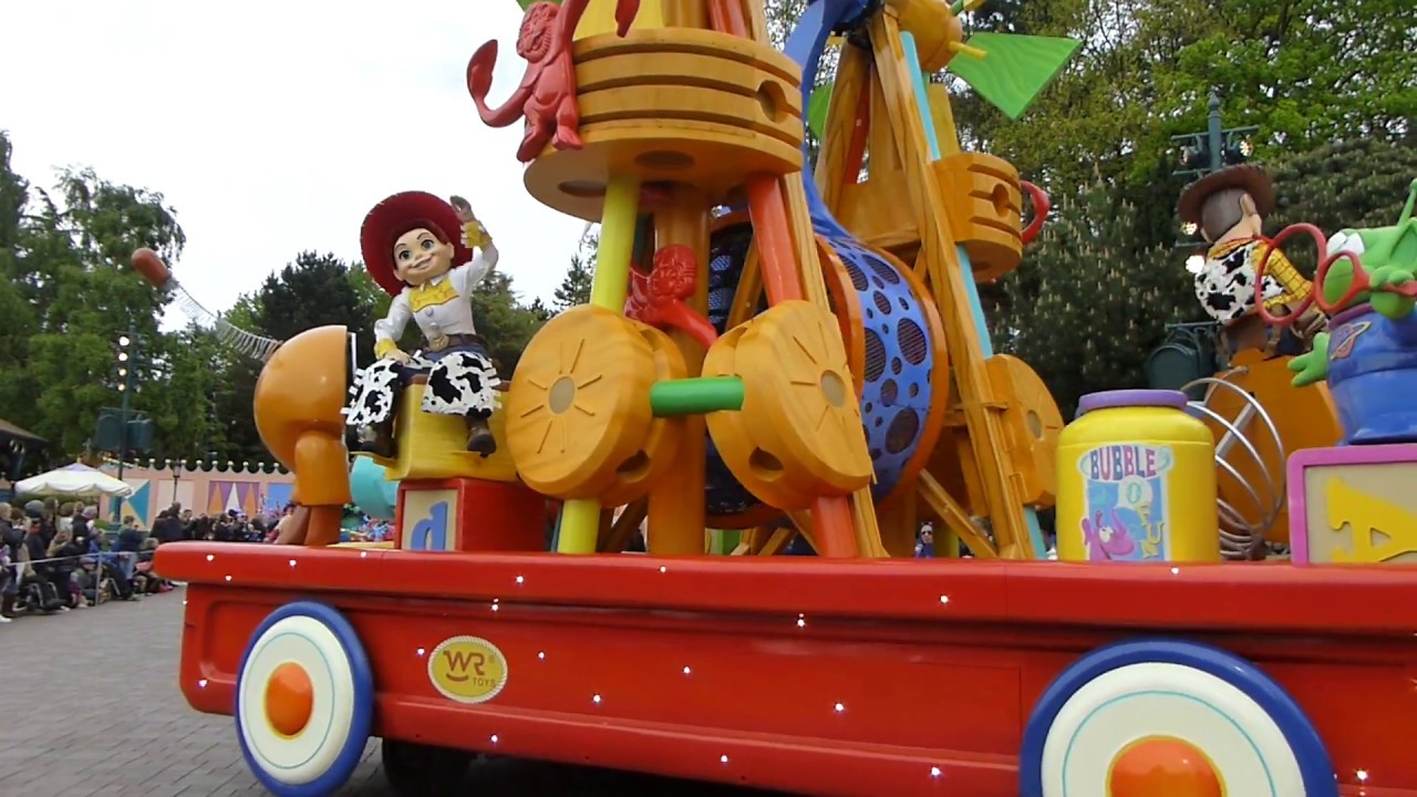 Disneyland Paris - Disney Stars on Parade [2017]