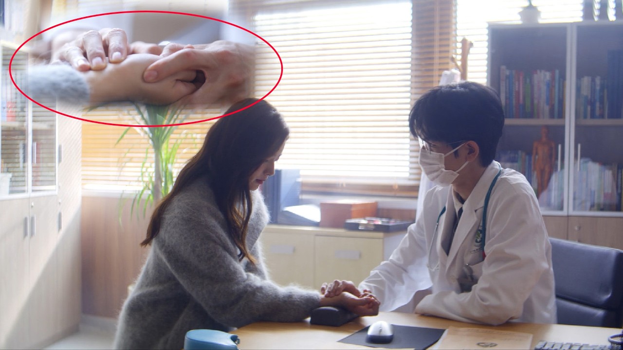 🌷【MOVIE】極限拉扯！帥醫生看出灰姑娘喜歡自己，以把脈為由緊緊握住她的手！ #最新中國電視劇 #甜寵 #徐若晗 #张凌赫 #爱你
