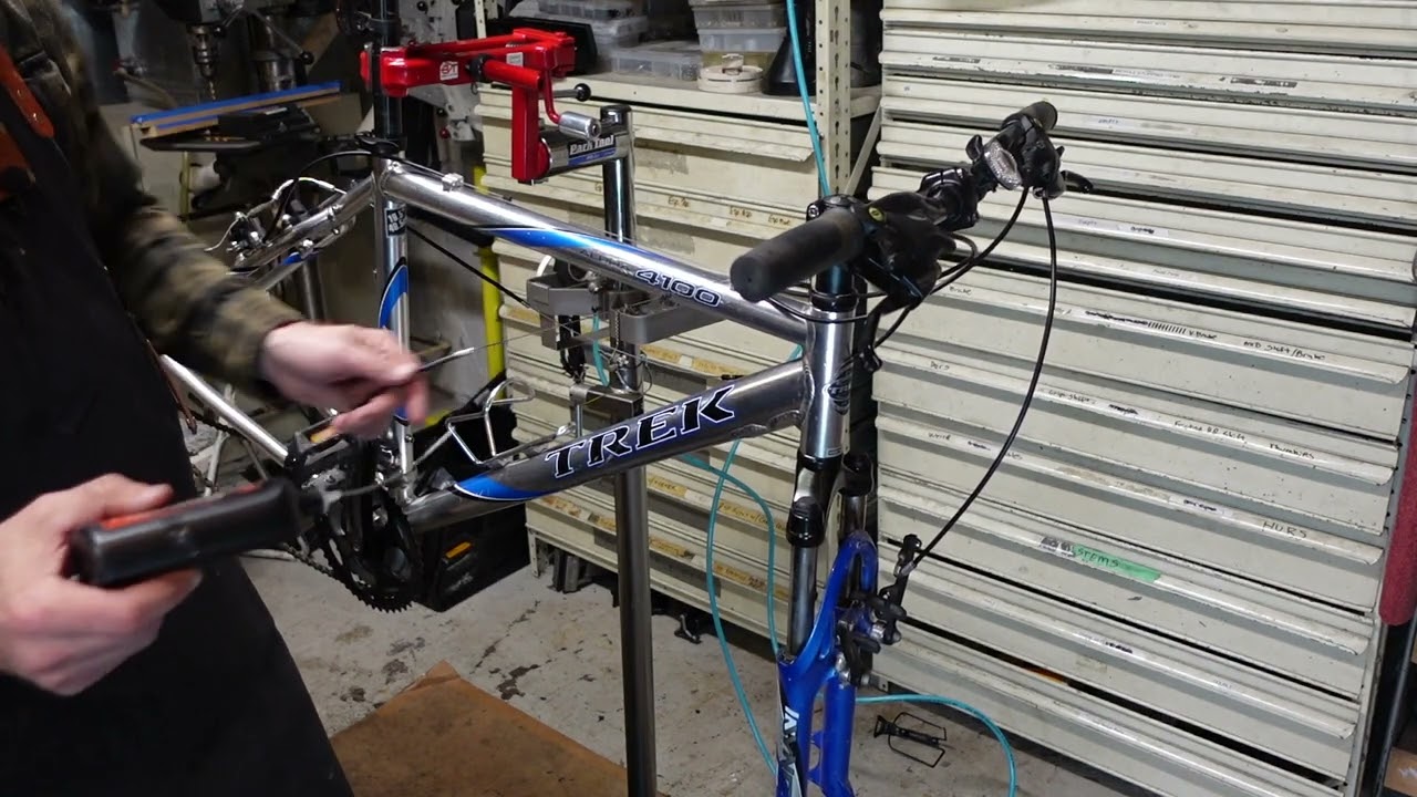 Garage Sale Trek Bicycle Rescue - This old mountain bike is reconditioned for daily use!