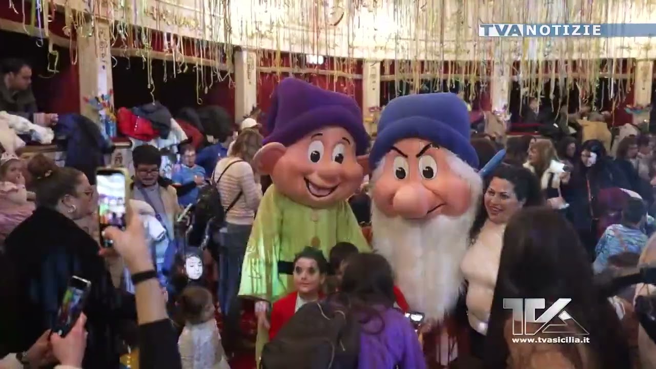 Il Carnevale siciliano di Adrano. Oggi la sfilata delle scuole cittadine