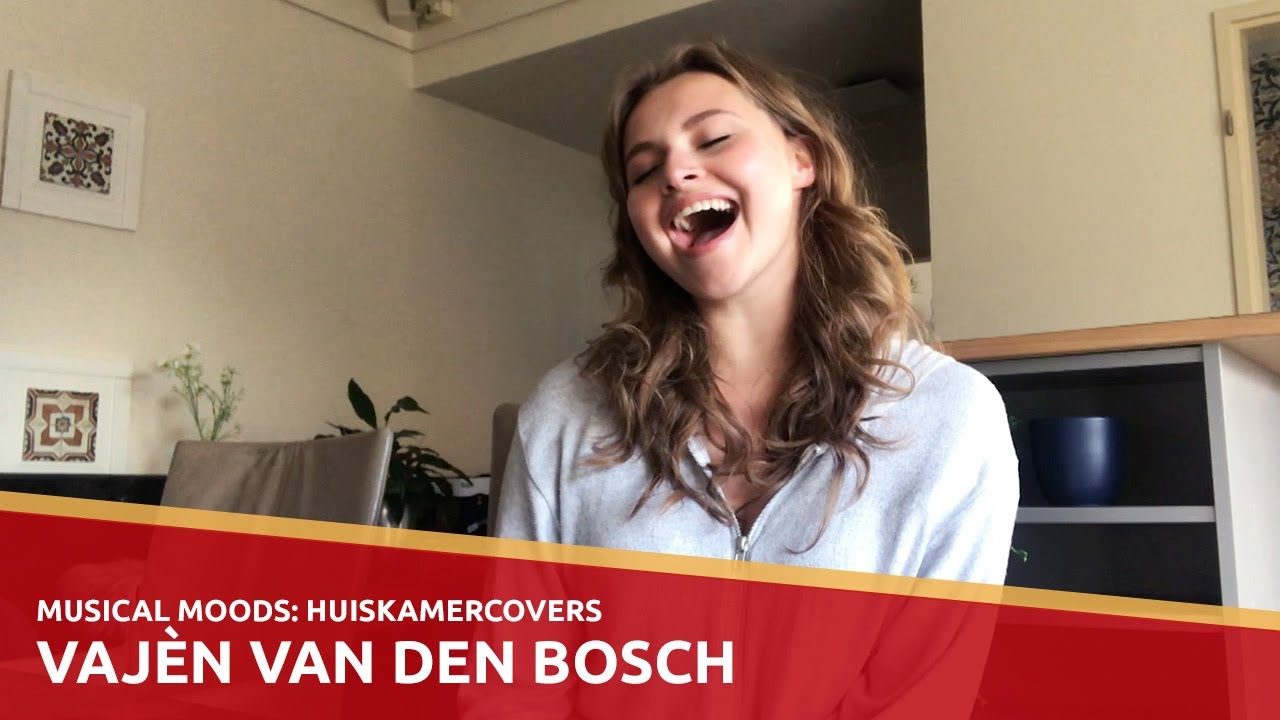 Vajèn van den Bosch zingt 'Astonishing' (Little Women) in de eerste 'Musical Moods: Huiskamercovers'
