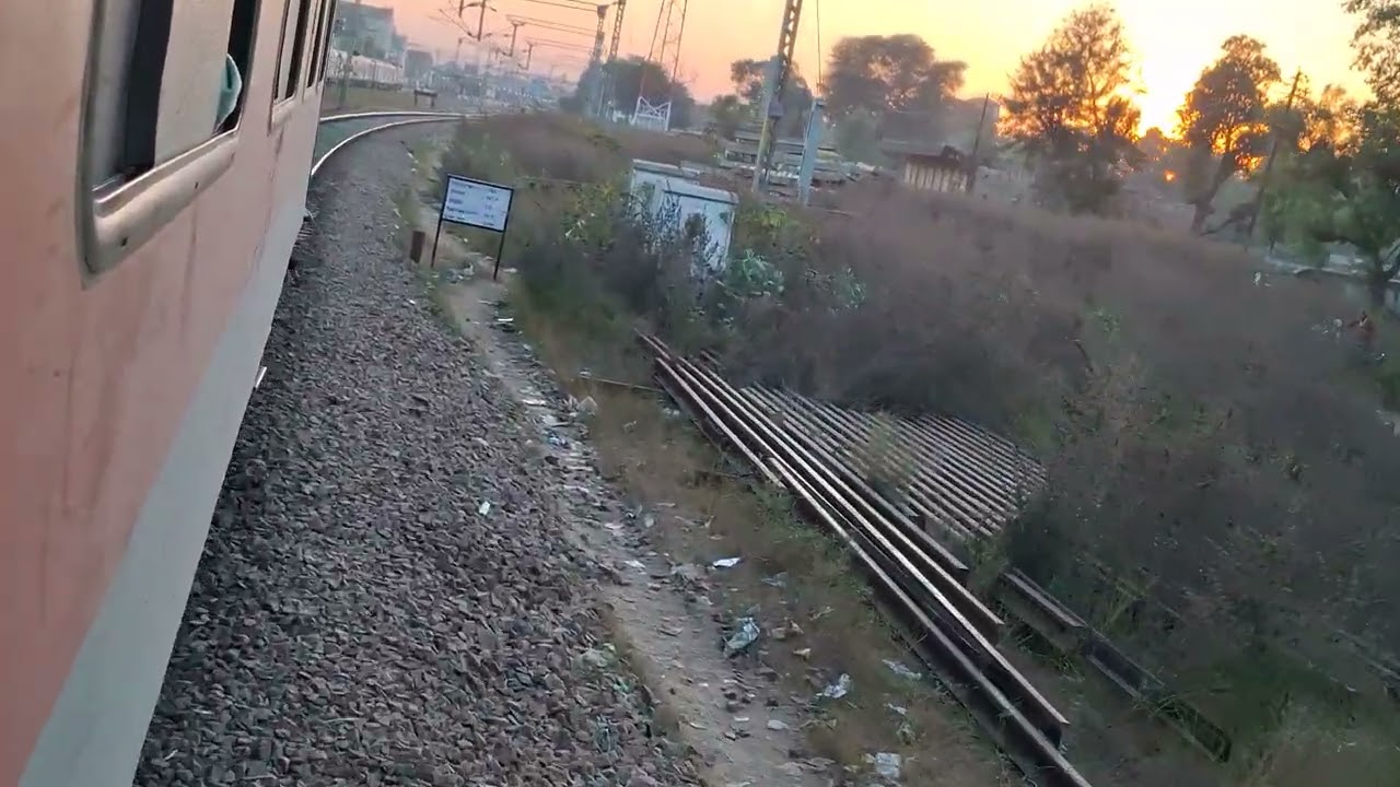 22988 Agra Fort- Ajmer SF Express CNB/ WAP-7 Arrival in Bandikui Junction 
