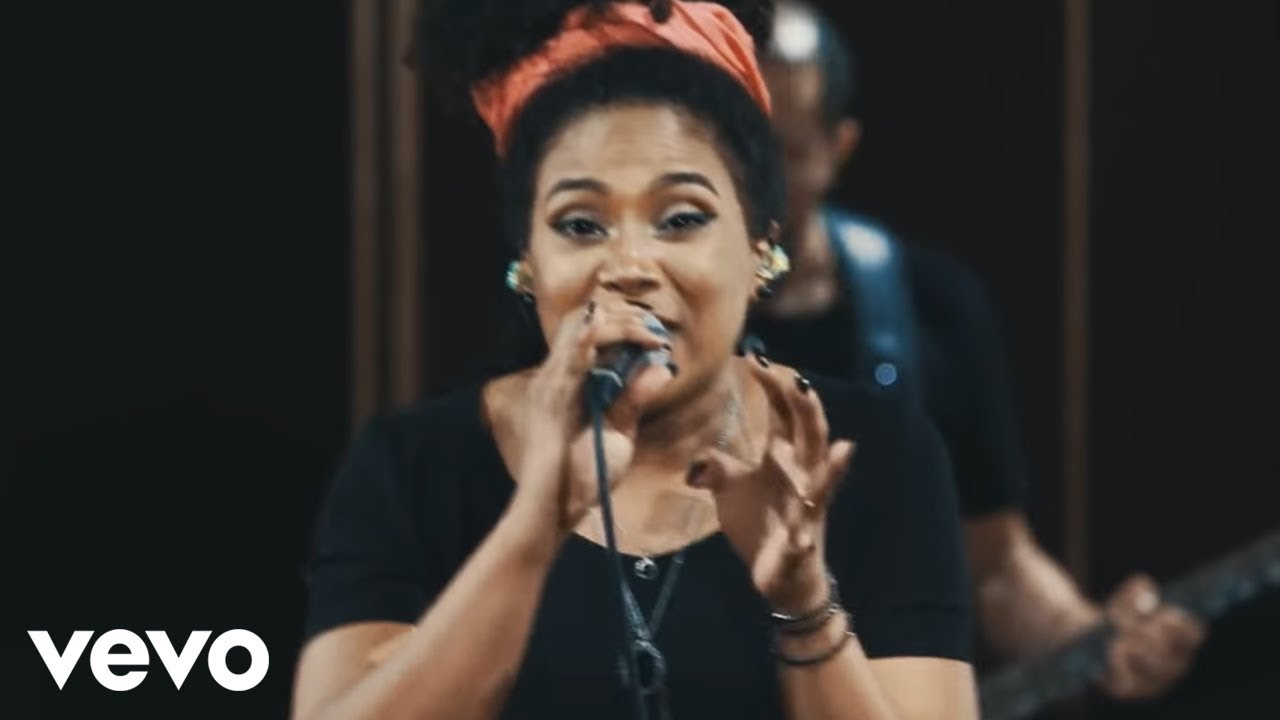Sarah Oliveira - Deus Está No Controle ft. Pregador Luo