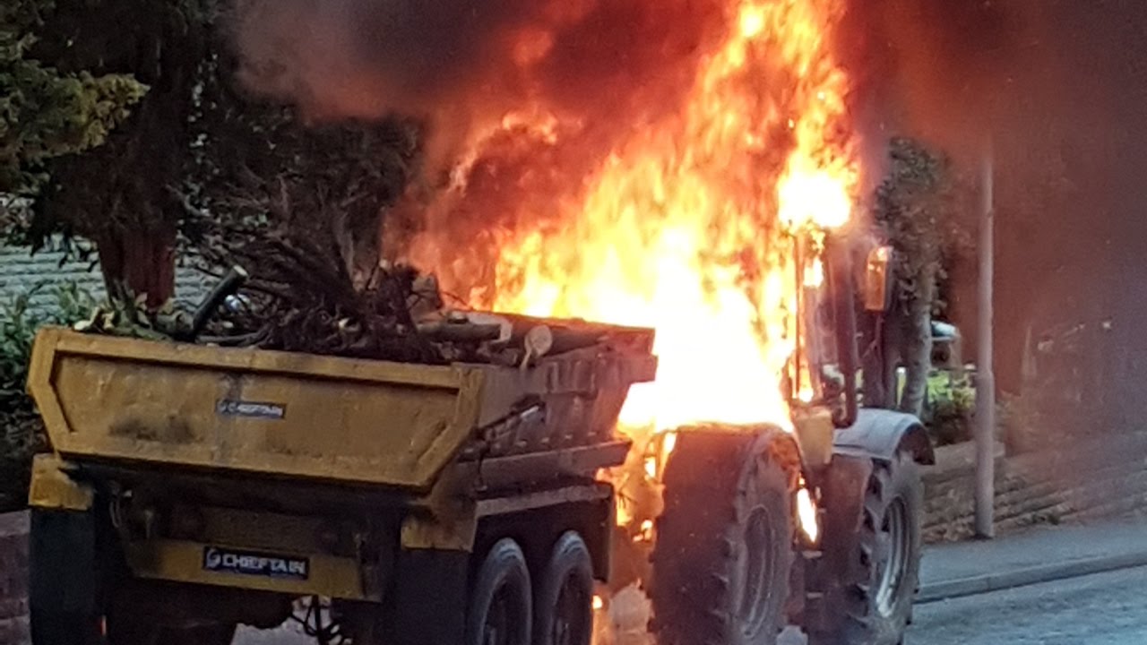 WATCH!! as JCB Fastrac bursts into flames and is destroyed! Beeston, Nottingham.