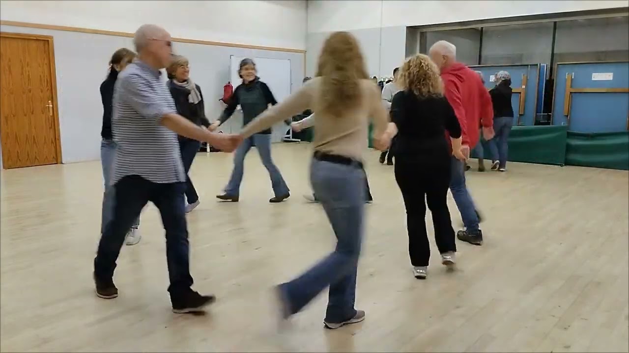 Avui ballem amb... BALLAVEU · Corranda