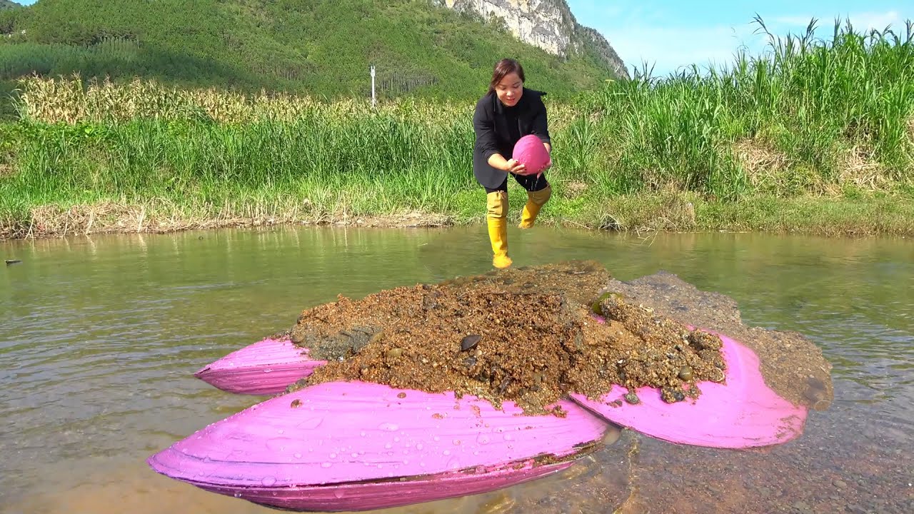 The girl picked up the sparkling pink clams, and the charming pearls inside were truly intoxicating