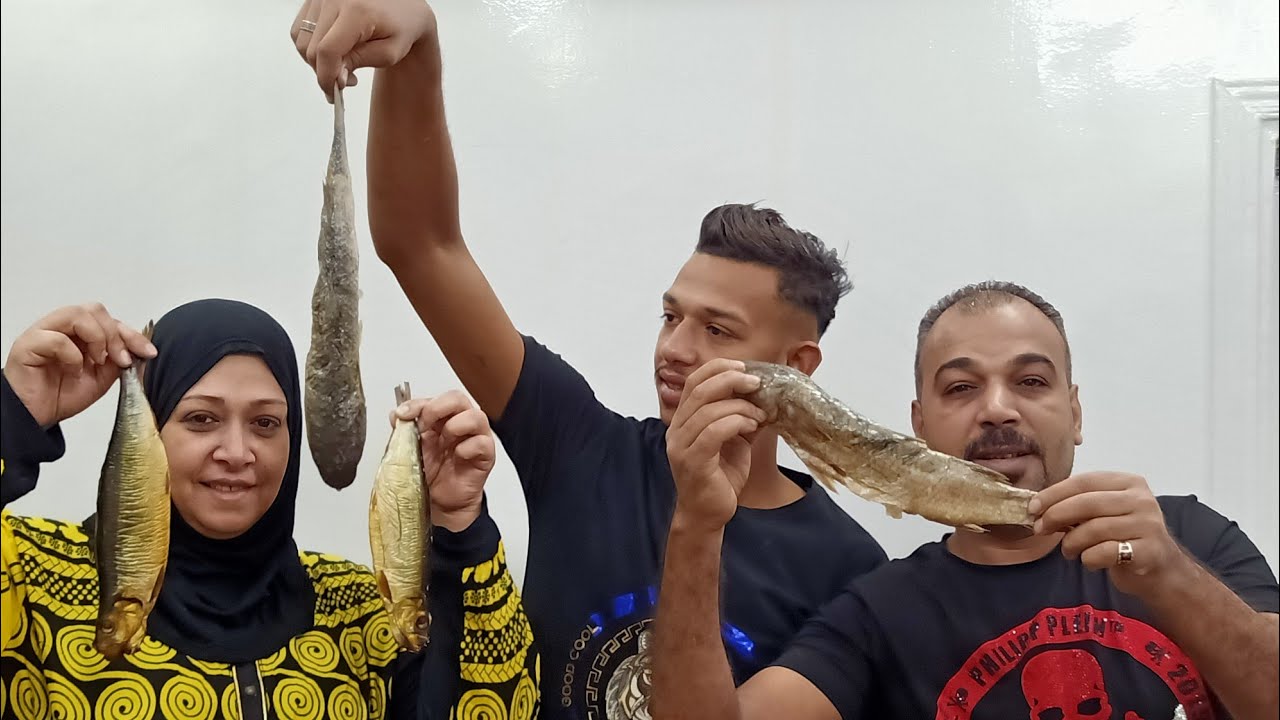 بعد حرمان 30 يوم عملنا تحدى على اكل الفسيخ والرنجه والبصل والليمون والخيار