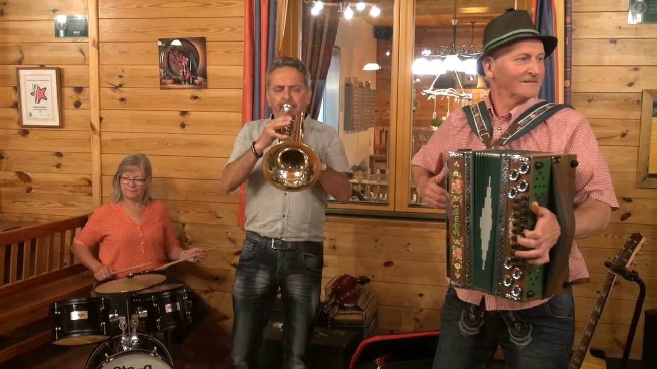 Sänger  u.  Musikantenstammtisch  beim  Buschenschank  Friedl  ---  14.6.2024  --  3. Ausschnitt.