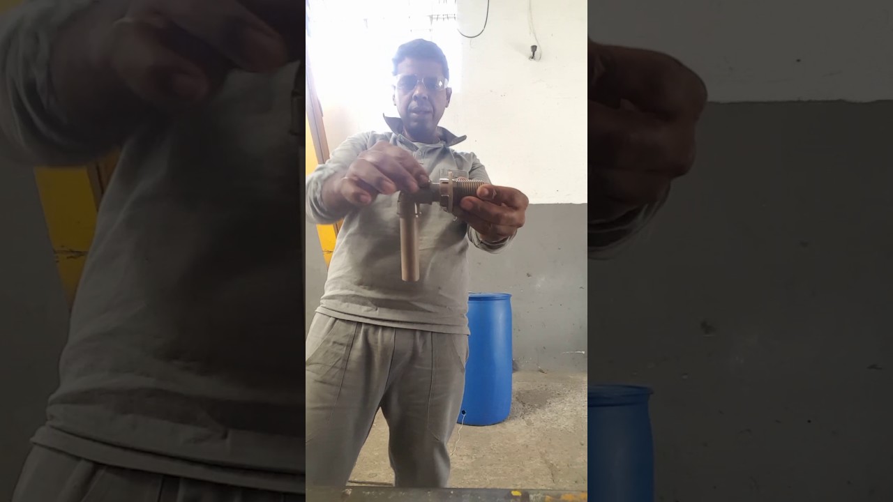 como colocar uma torneira em uma bombona azul .