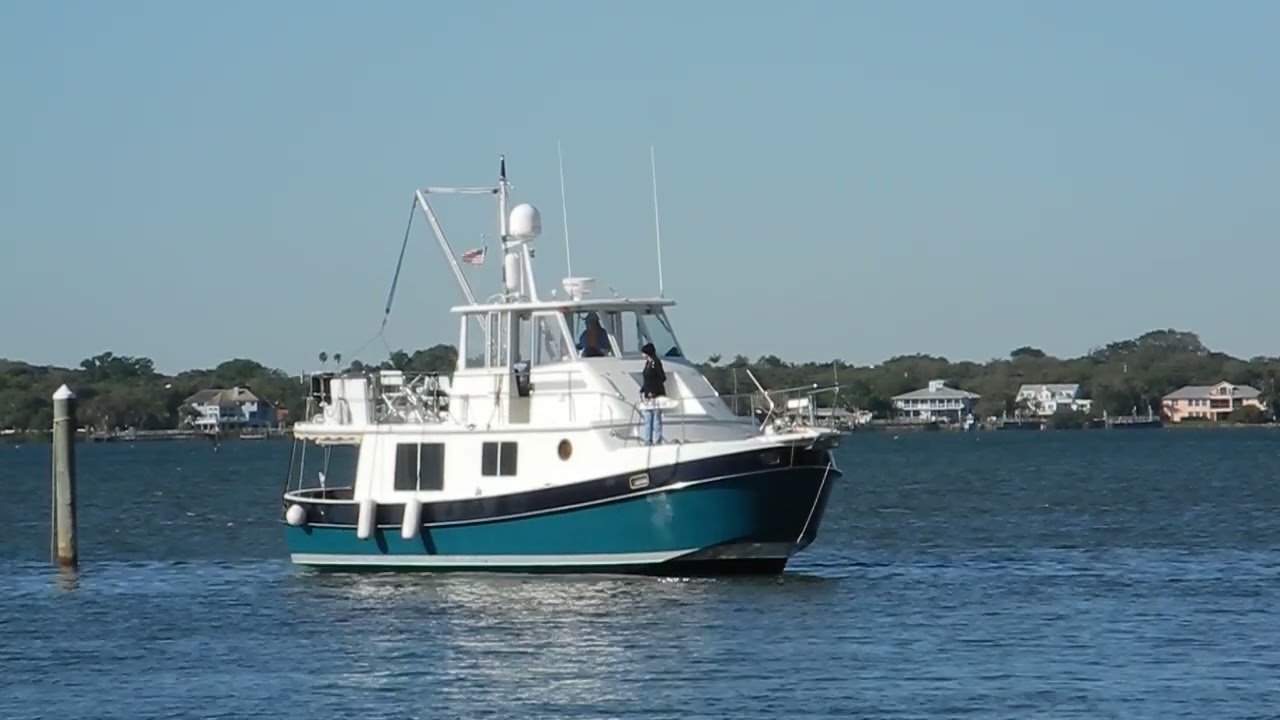 Single engine Krogen Manatee docking downwind