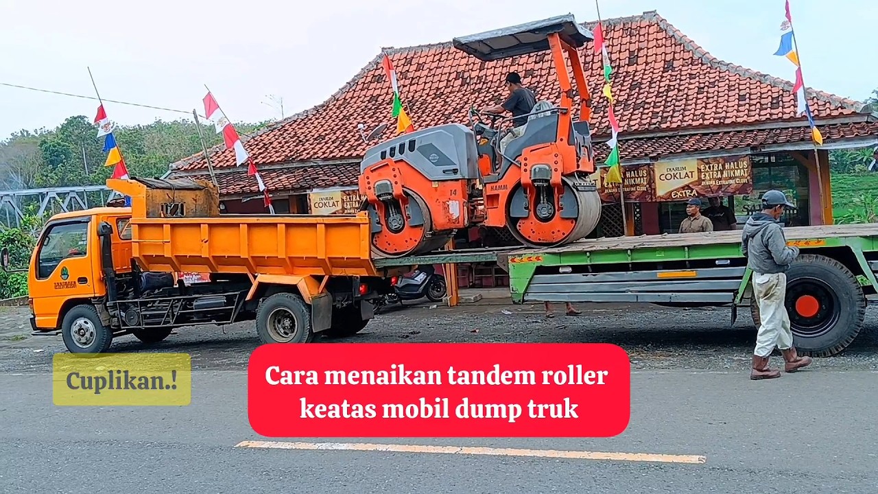 Cara menaikan alat berat tandem roller ke atas mobil dump truk