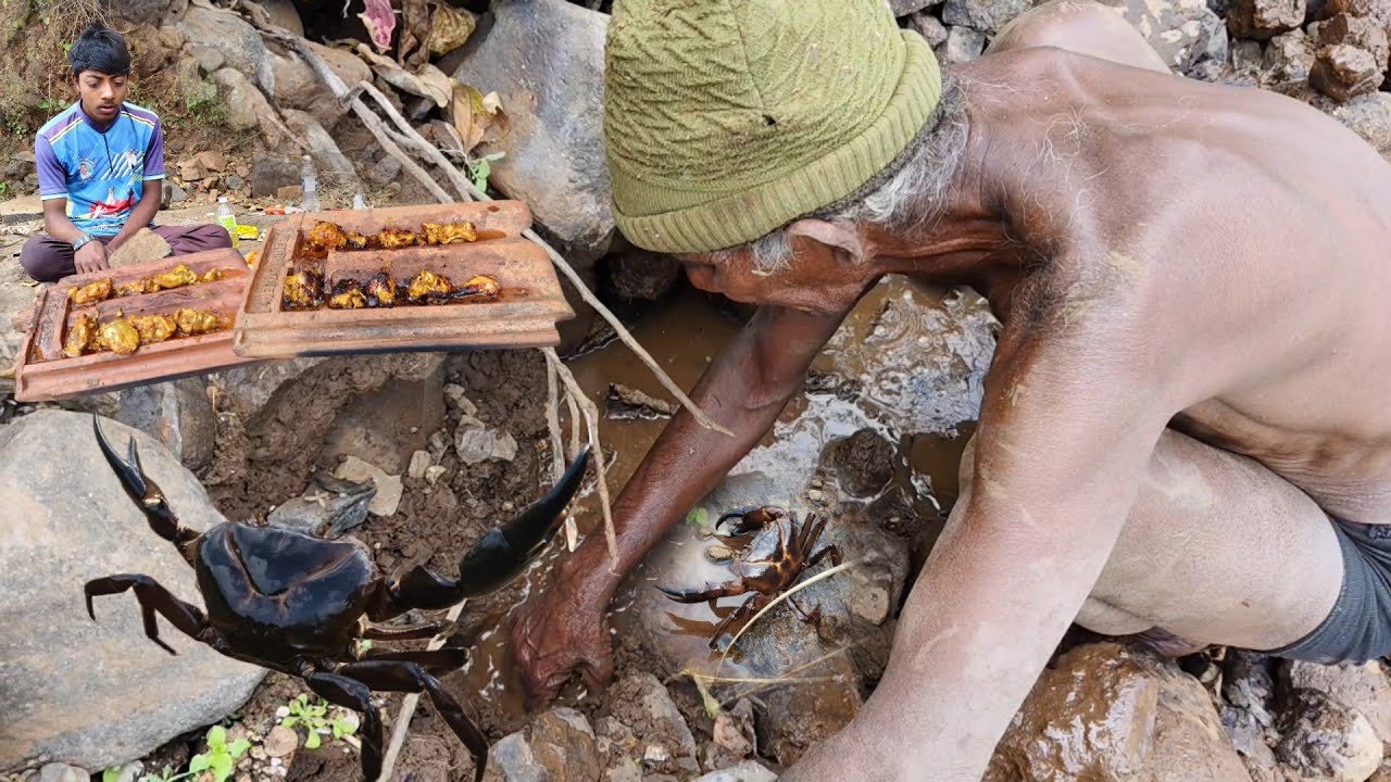 70 वर्षीय बाबांन सोबत खोदुन पकडले खेकडे आणि नदिवरती बनवली कौल फ्राय चिकन रेसिपी, cooking adventure.