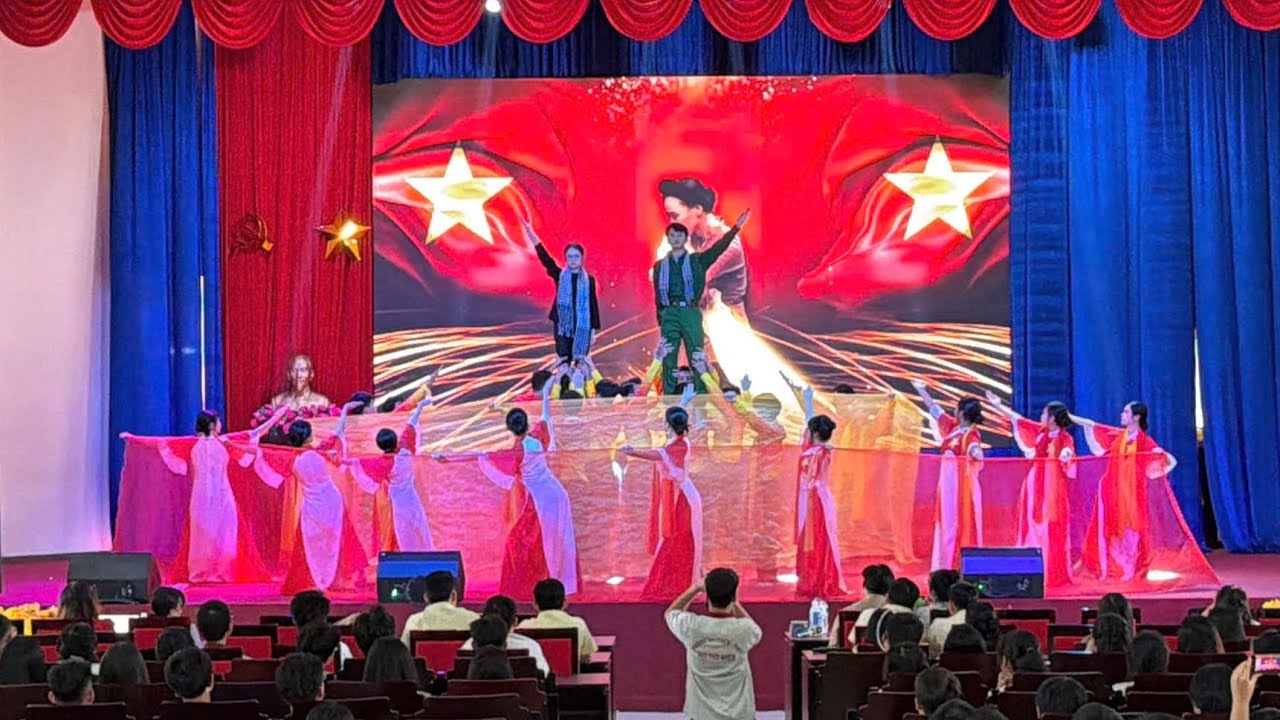 Múa Mashup “Nguyện Là Người Việt Nam & Viết Tiếp Câu Chuyện Hoà Bình” 