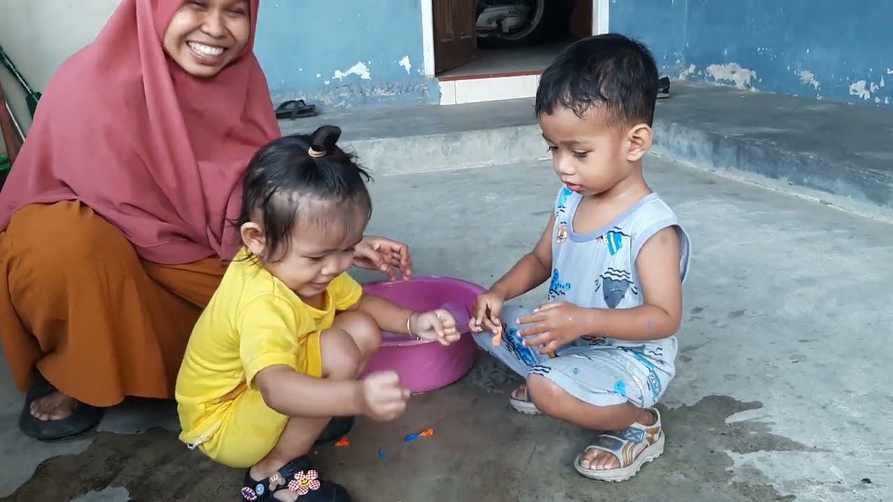 Mizyana dan Saka Bermain Balon Air