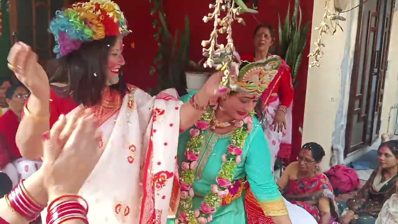 होली की मस्ती में बारी बारी से थिरकती महिला होलीयार।@सांवरिया
