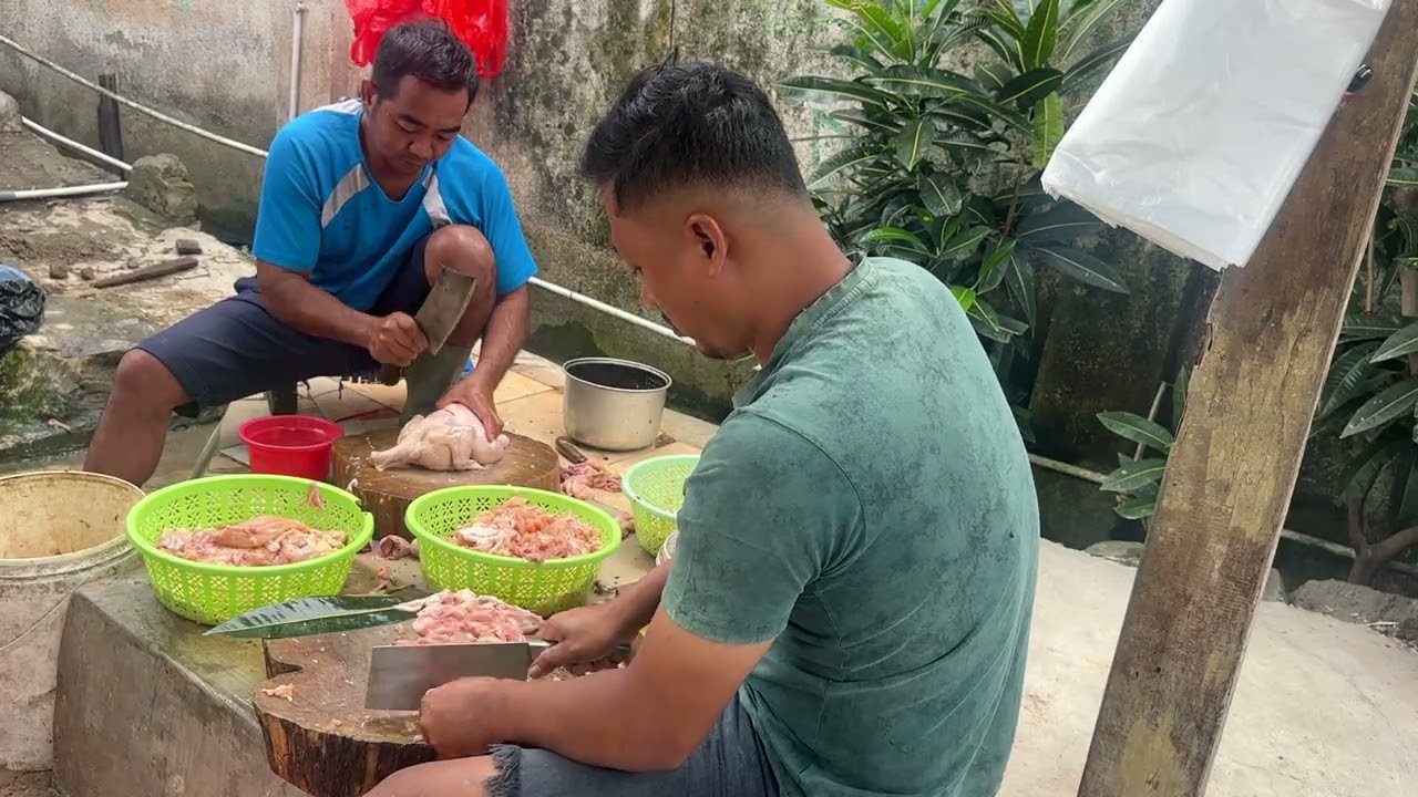 Cara pedagang ayam memotong ayam untuk pesanan mie ayam 