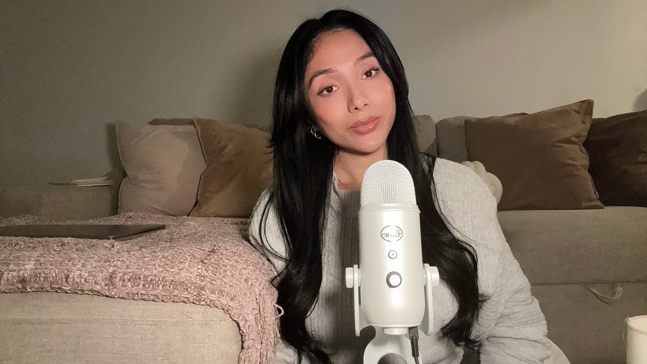 Relaxing ASMR Reading in Spanish with Tapping and Scratching Sounds
