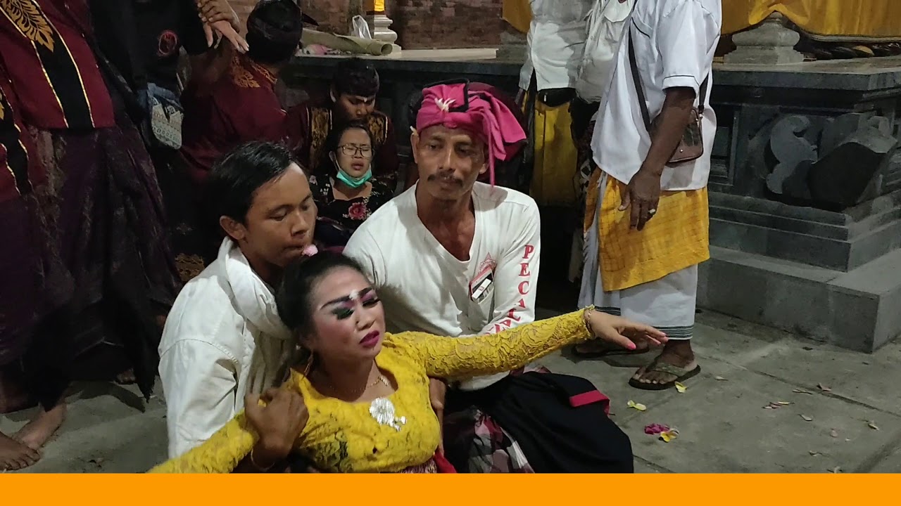 Detik -Detik Kesurupan Masal , seluruh Penari dan penabuh joged saat pementasan berlangsung