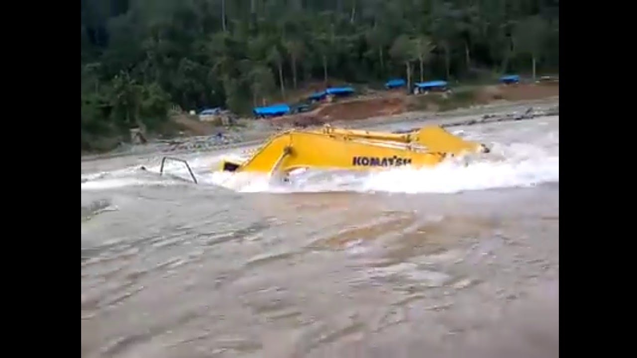 Alat berat Excavator Terjebak Di Sungai,Tambang Emas,Gara Gara Banjir.Air Sungai Meluap.