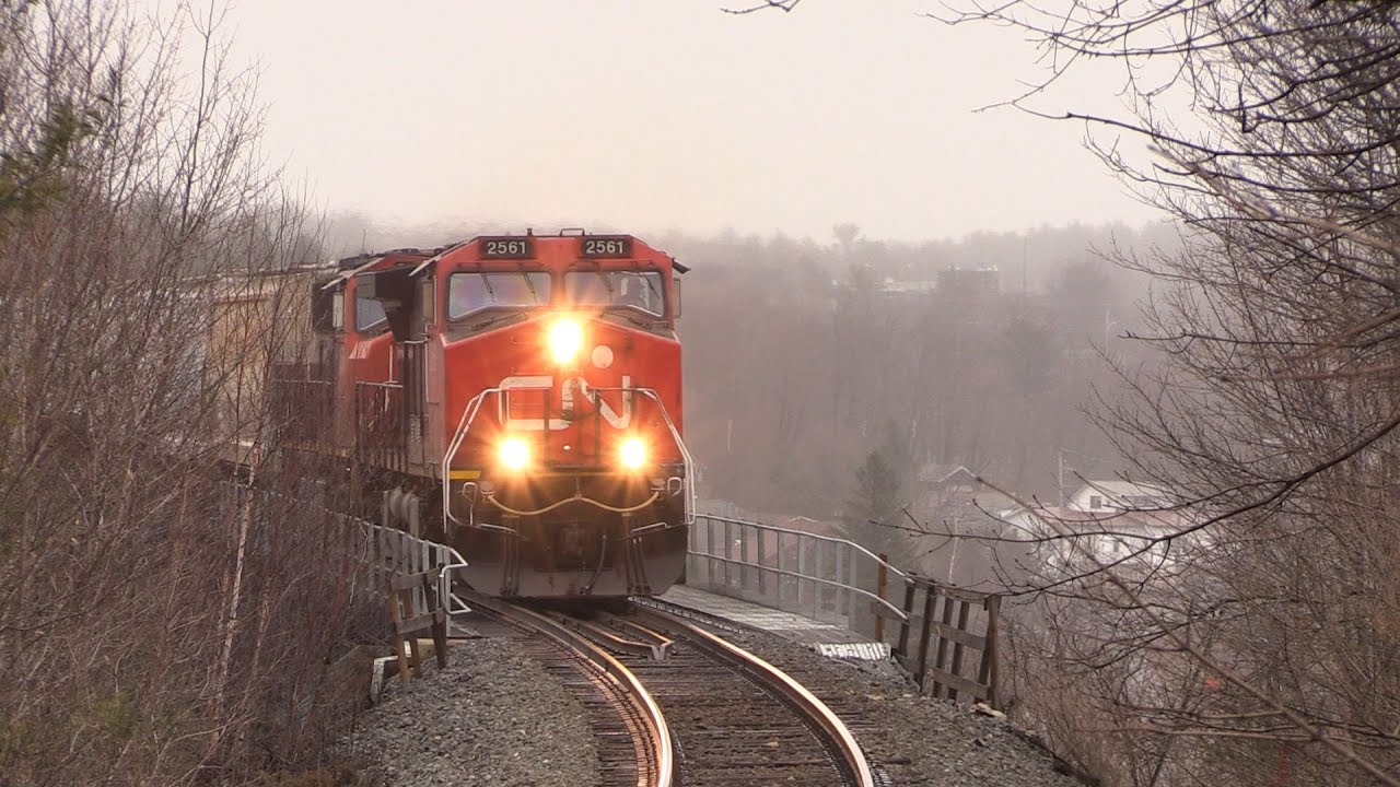 CRANES! CN 2561 at Parry Sound (04APR2017)