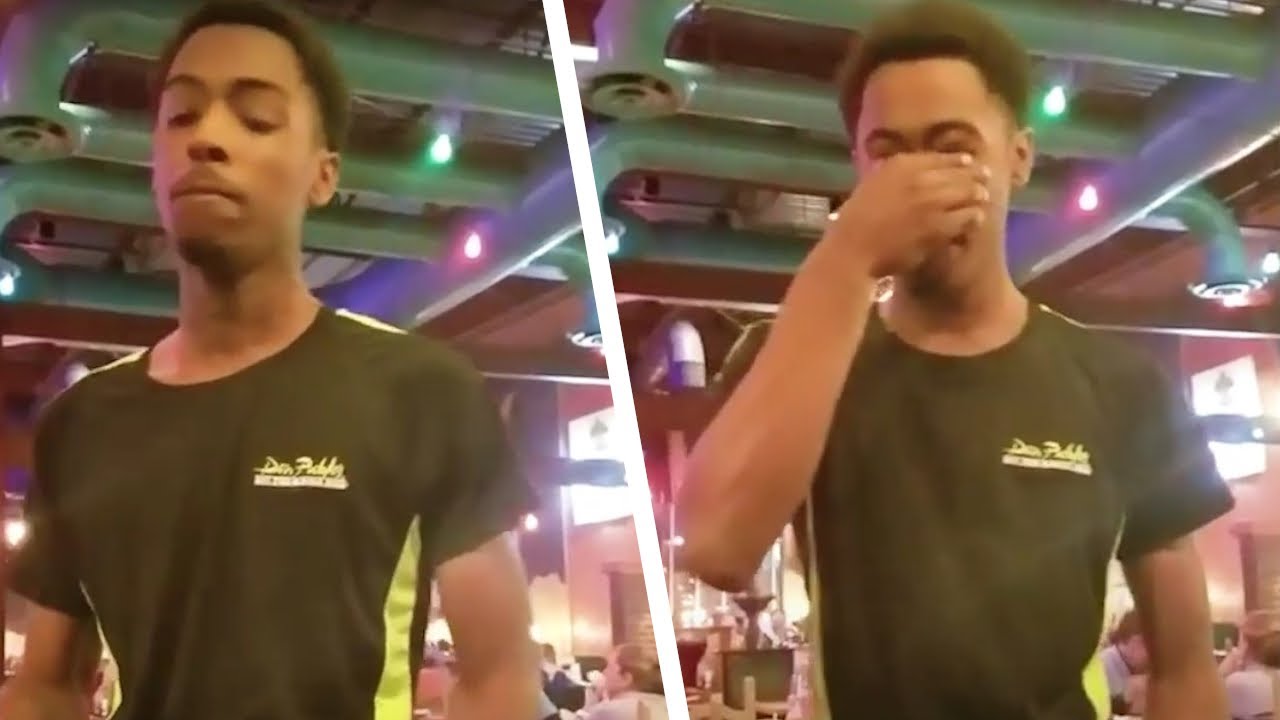 Il giovane cameriere non riesce a trattenere le lacrime di fronte al regalo del cliente