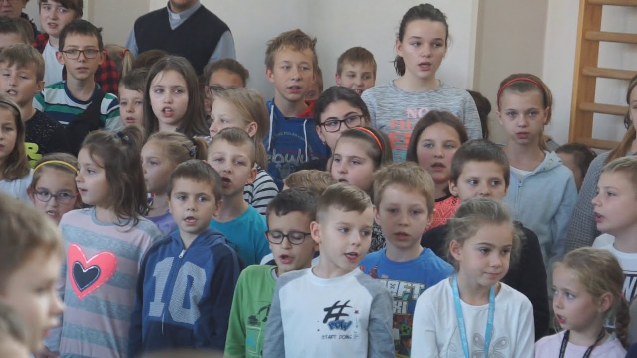 Wspólne śpiewanie hymnu narodowego o 11:11 w SP 4 w Oświęcimiu